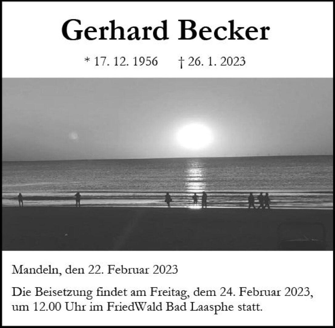 Schwarz-Wei&szlig;-Foto von Silhouetten am Strand bei Sonnenuntergang, mit Textinformationen zu Gerhard Becker.