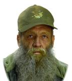 Portrait eines &auml;lteren Mannes mit grauem Bart, der eine gr&uuml;ne Cap und eine Jacke tr&auml;gt. Er blickt direkt in die Kamera.