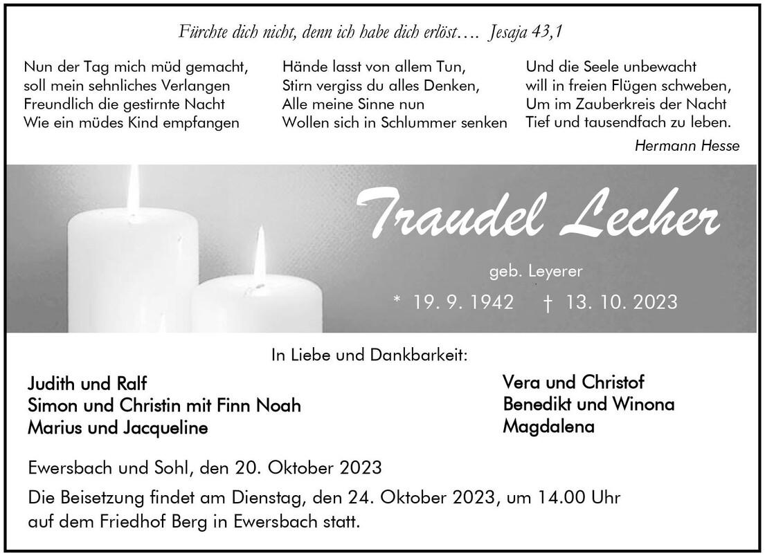 Auf einer Traueranzeige sind zwei brennende wei&szlig;e Kerzen und Personalien sowie Danksagungen abgebildet.