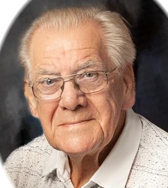 Portrait eines älteren Mannes mit Brille, der einen hellen Hemdkragen trägt, vor einem dunklen Hintergrund.